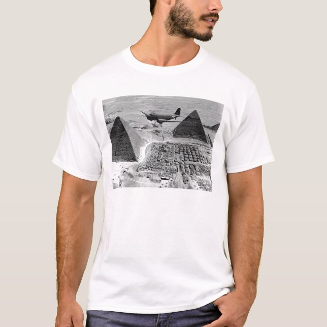 FLUGZEUG des Zweiten Weltkriegs, die über Pyramide T-Shirt (Vorderseite)