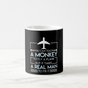 Flugzeug-Mechaniker-Flugzeug nimmt wirkliche Kaffeetasse