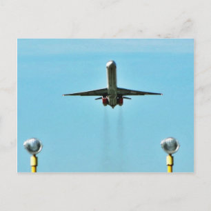 Flugzeug startet auf dem Flughafen Postkarte