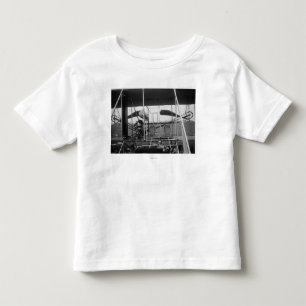 Flugzeug von Wright Brothers mit Pilot und Kleinkind T-shirt