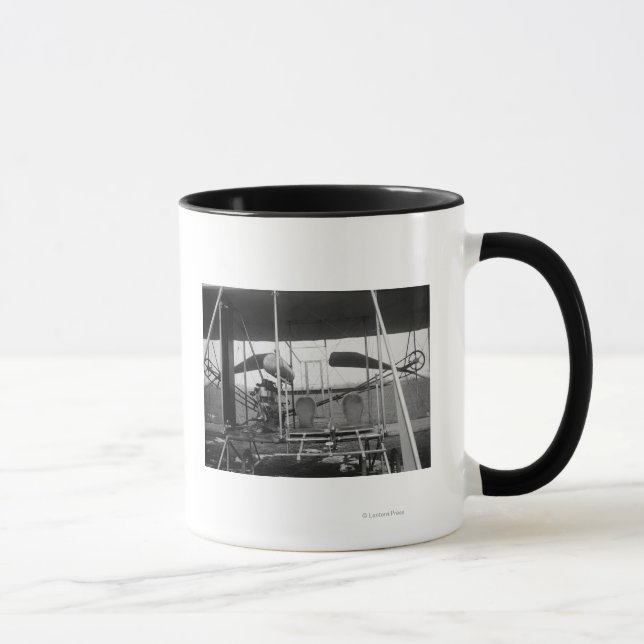 Flugzeug von Wright Brothers mit Pilot und Tasse (Rechts)