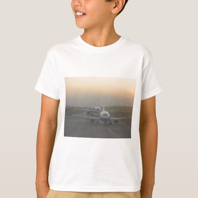 Flugzeuge auf der Piste T-Shirt (Vorderseite)