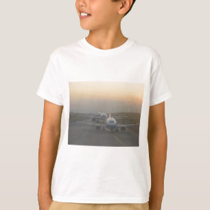 Flugzeuge auf einer Rollbahn T-Shirt