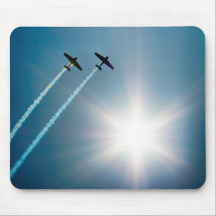 Flugzeuge, die mit der Sonne auf blauem Himmel fli Mousepad