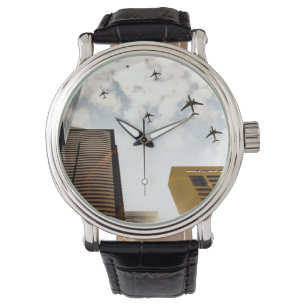 Flugzeuge, die über Gebäude fliegen Armbanduhr