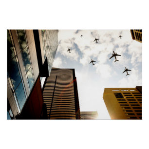 Flugzeuge, die über Gebäude fliegen Poster