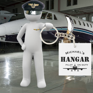 Flugzeughangar & Pilot im Dienst Personalisiertes Schlüsselanhänger