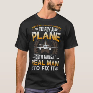 Flugzeugmechaniker Ein echter Mann repariert ein T-Shirt