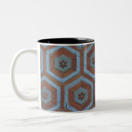 Fluid Symmetry: Erforschung abstrakter Designs im  Zweifarbige Tasse