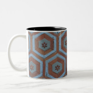 Fluid Symmetry: Erforschung abstrakter Designs im  Zweifarbige Tasse