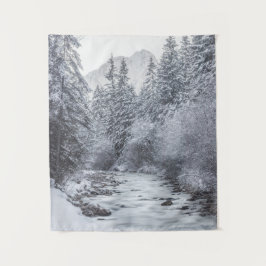 Fluss durch den Winterwald Mojstrana Wandteppich