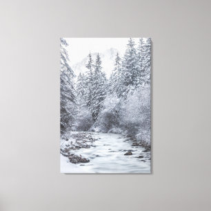 Fluss fließt durch den schneebedeckten Winterwald  Leinwanddruck