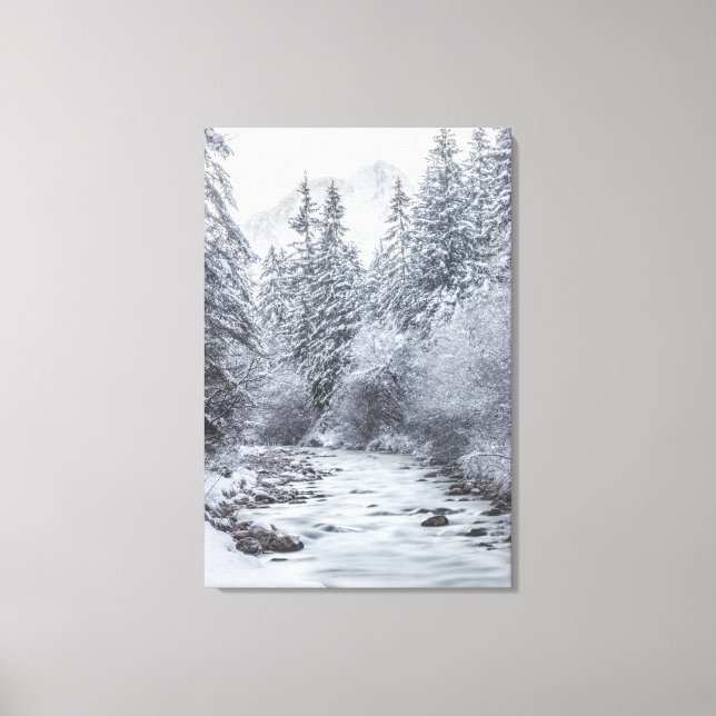 Fluss fließt durch den schneebedeckten Winterwald  Leinwanddruck (Vorderseite)