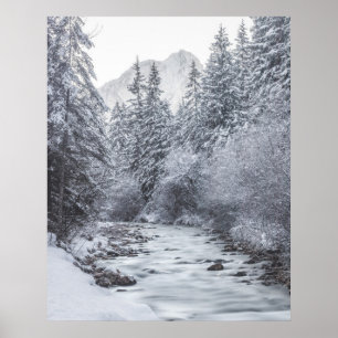 Fluss fließt durch den schneebedeckten Winterwald  Poster