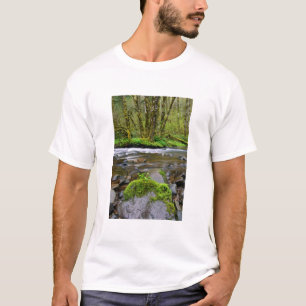 Fluss in grünem Wald, Oregon T-Shirt