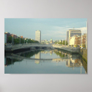 Fluss Liffey im Stadtzentrum von Dublin Poster