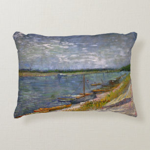 Fluss mit Rudelbooten von Vincent van Gogh Zierkissen