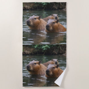 "Fluss Serenity: Capybaras schwimmen im Fluss" Strandtuch