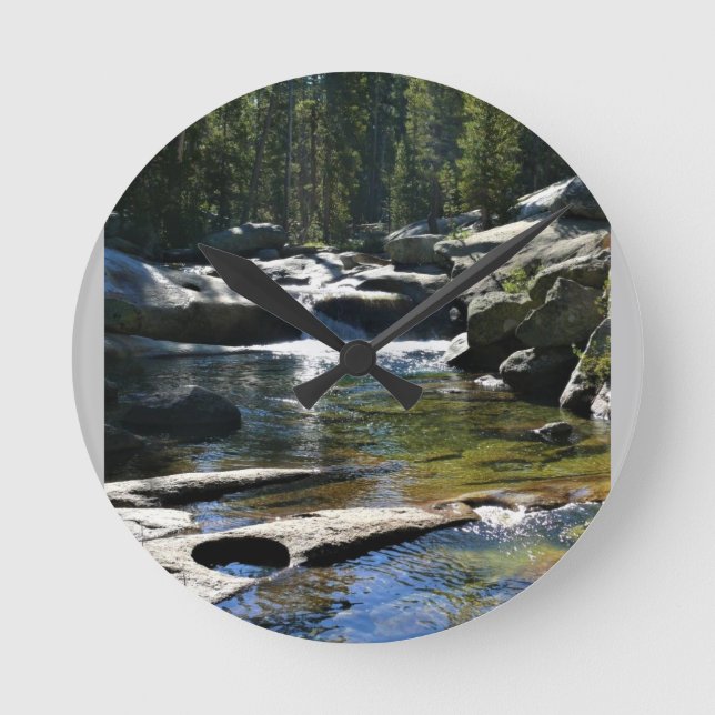 Fluss Tuolumne in Tuolumne Meadows, Yosemite, CA Runde Wanduhr (Vorderseite)