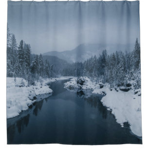 FLUSS UMGEBEN VON SCHNEE GEDECKTES FELD MIT PINE T DUSCHVORHANG