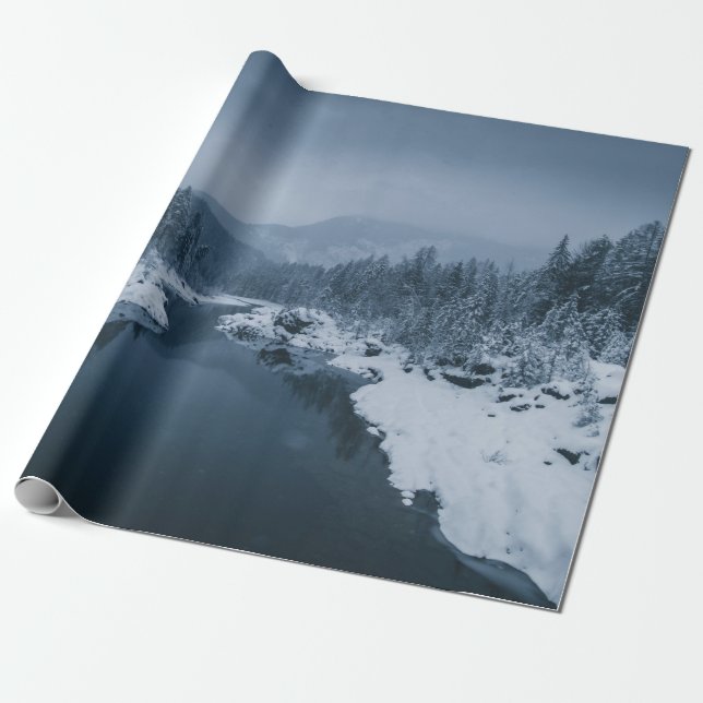 FLUSS UMGEBEN VON SCHNEE GEDECKTES FELD MIT PINE T GESCHENKPAPIER (Ungerollt)