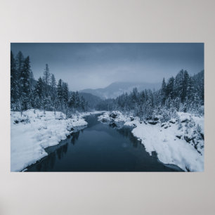 FLUSS UMGEBEN VON SCHNEE GEDECKTES FELD MIT PINE T POSTER