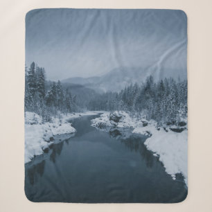 FLUSS UMGEBEN VON SCHNEE GEDECKTES FELD MIT PINE T SHERPADECKE