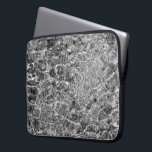 Fluss Water Ripples Laptopschutzhülle<br><div class="desc">Das Wasser des Flusses überstürzt unbeschreibliche Felsen und erzeugt chaotische Gewölbe und Muster reflektierten Lichts in diesem Schwarz-Weiß-Foto. Die länglichen und kurvenreichen weißen Linien fließen um dunkle, verdeckte Felsen unter der Oberfläche, um ein abstraktes Foto zu schaffen, das an Marmor erinnert. Das stilvolle Foto wurde an einem Fluss in der...</div>