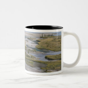 Flüsse durchfließen einen Tieflandabschnitt von Ja Zweifarbige Tasse