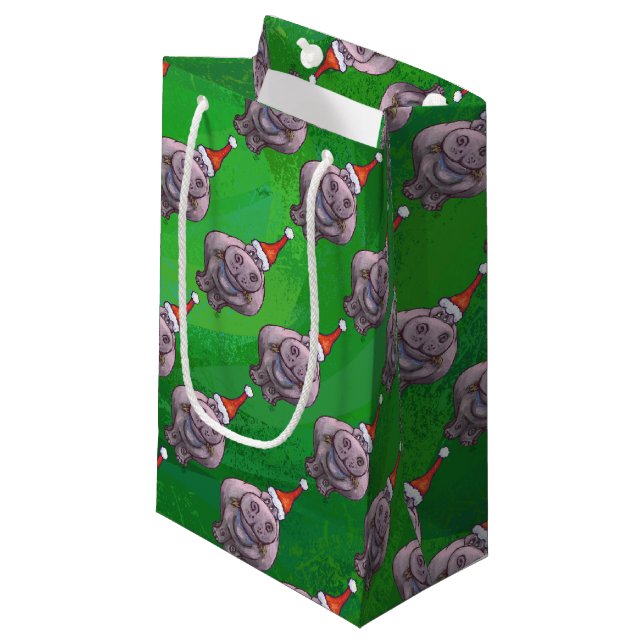 Flusspferd im Weihnachtsmannmütze-Muster auf Grün Kleine Geschenktüte (Vorderseite Schrägansicht)