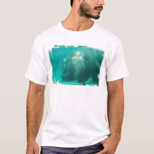 Flusspferd unter dem T - Shirt der Wasser-Männer