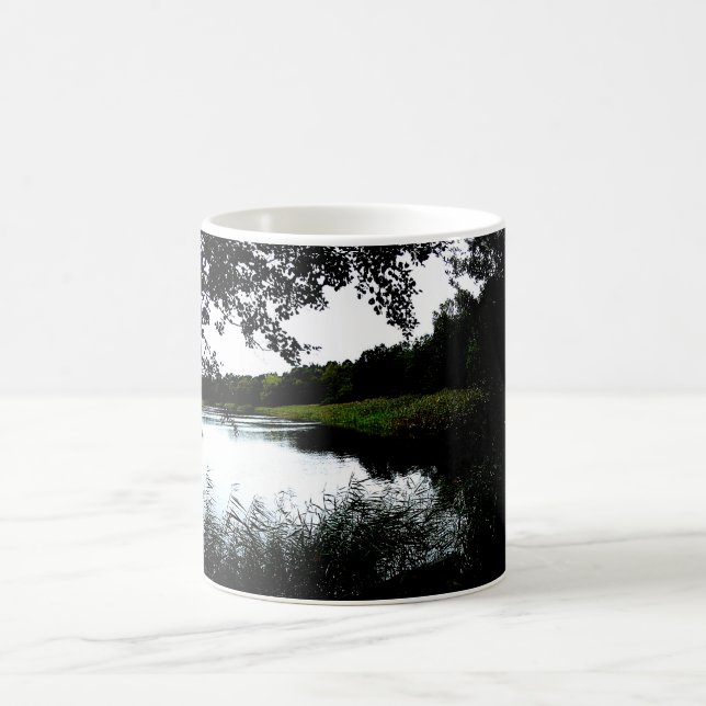 Flussufer mit Bäumen und Foto mit Schilf Kaffeetasse (Mittel)