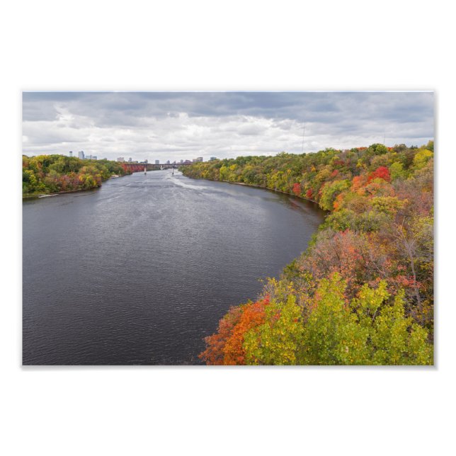 Flussufer und bewaldete Banken in Minneapolis Fotodruck (Vorne)