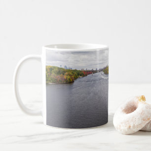 Flussufer und bewaldete Banken in Minneapolis Kaffeetasse