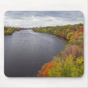 Flussufer und bewaldete Banken in Minneapolis Mousepad