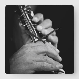 Flute in Schwarz und Weiß von Sinti und Roma Quadratische Wanduhr