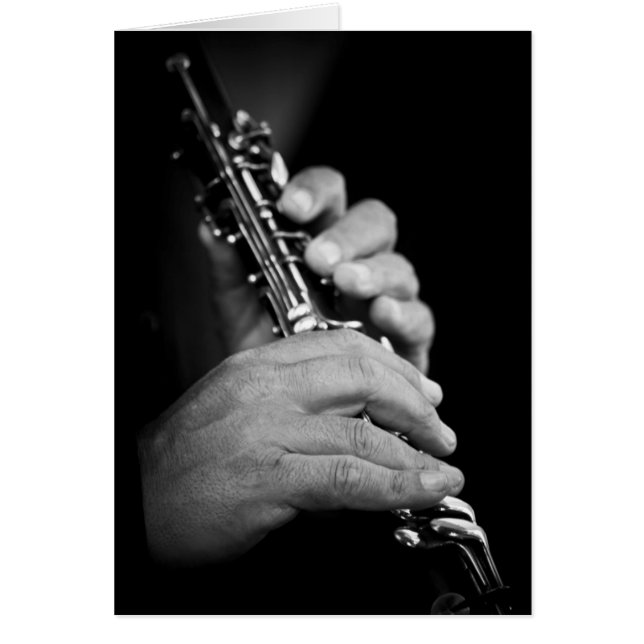 Flute wird von Sinti und Roma in Schwarzweiß gespi (Vorne)