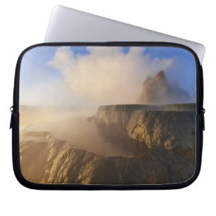 Fly Geyser mit schneebedeckter Granite Range Laptopschutzhülle