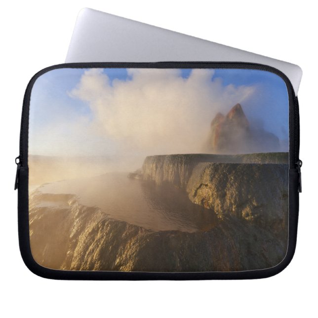 Fly Geyser mit schneebedeckter Granitreichweite Laptopschutzhülle (Vorderseite)