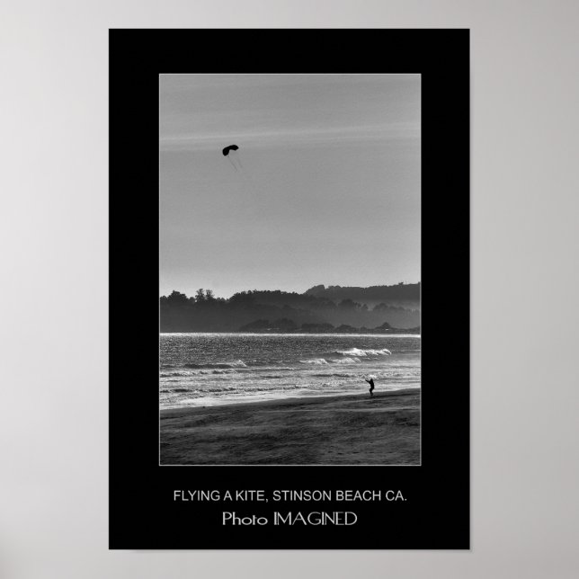 FLYING A KITE, STINSON BEACH CA, USA POSTER (Vorne)