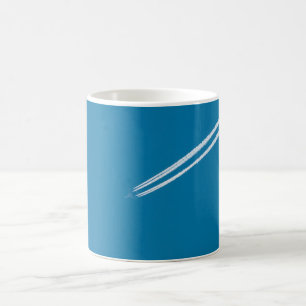 Flying Flugzeug on a blue sky background Kaffeetasse