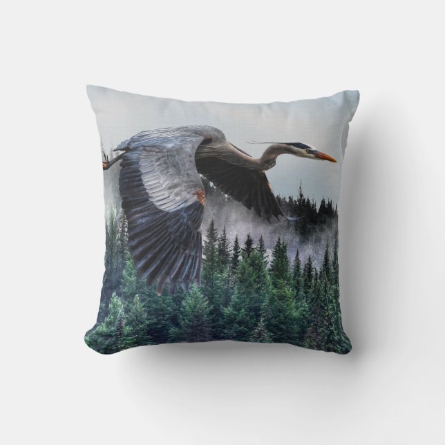 Flying Great Blue Heron & Misty Forest Wildlife Kissen (Vorderseite)