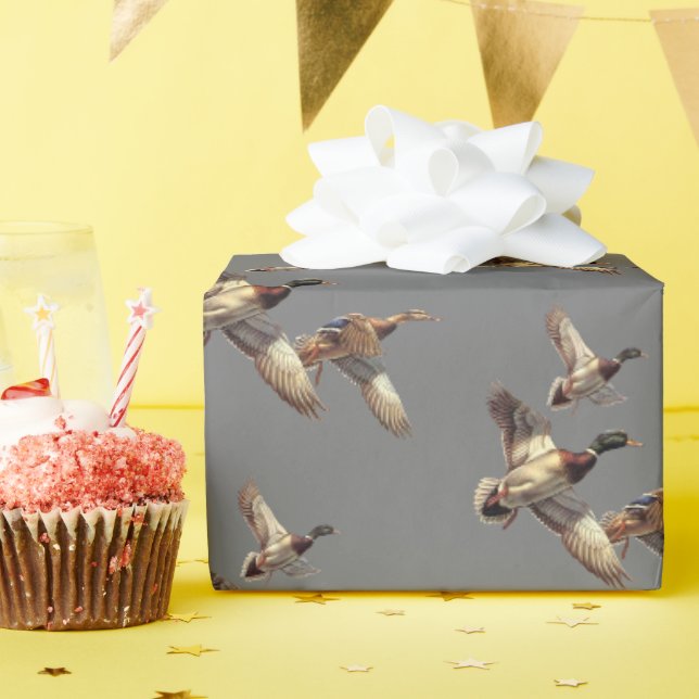 Flying Mallard Encks on Grey Geschenkpapier (Geburtstagsparty)