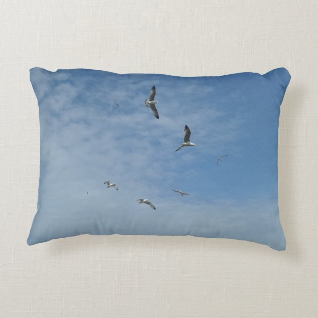 Flying Seagulls Throw Kissen (Rückseite)