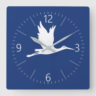 Flying white stork quadratische wanduhr