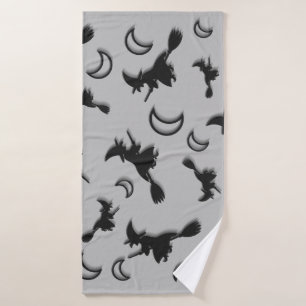 Flying witter zwischen Halbmond zu Halloween-Nacht Badehandtuch