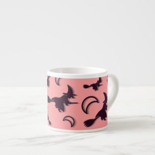 Flying witter zwischen Halbmond zu Halloween-Nacht Espressotasse