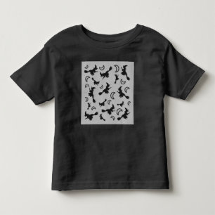 Flying witter zwischen Halbmond zu Halloween-Nacht Kleinkind T-shirt