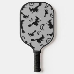 Flying witter zwischen Halbmond zu Halloween-Nacht Pickleball Schläger