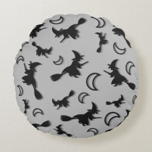 Flying witter zwischen Halbmond zu Halloween-Nacht Rundes Kissen